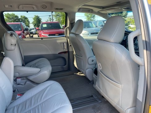Used 2011 Toyota Sienna XLE image 24