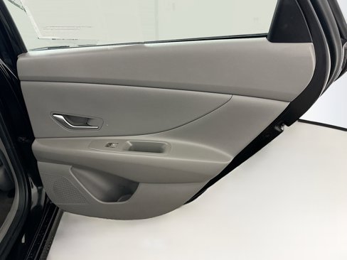 Used 2021 Hyundai Elantra SE image 30