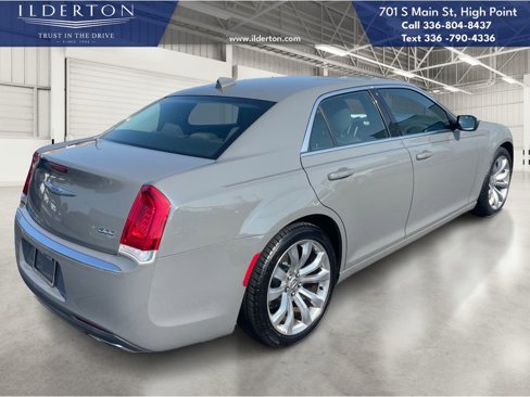 Used 2019 Chrysler 300 Touring w/ Chrome Appearance Package image 5
