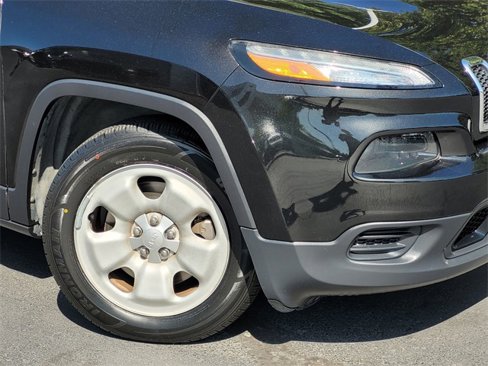 Used 2016 Jeep Cherokee Sport image 9