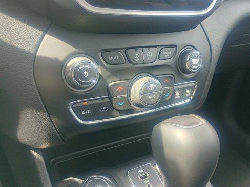 Used 2022 Jeep Cherokee Limited image 28