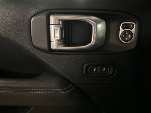 Used 2018 Jeep Wrangler Unlimited Sahara image 10