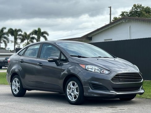 Used 2015 Ford Fiesta SE image 1