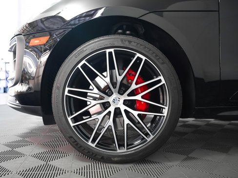 Certified 2022 Porsche Macan S image 14