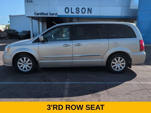 Used 2015 Chrysler Town & Country Touring image 3