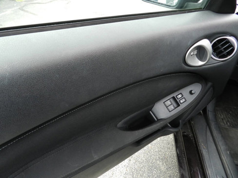 Used 2011 Nissan 370Z Roadster image 13
