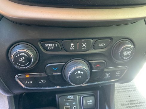 Used 2016 Jeep Cherokee Latitude w/ Safety/Convenience Group image 25
