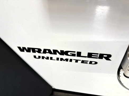 Used 2015 Jeep Wrangler Unlimited Rubicon w/ Max Tow Package image 93