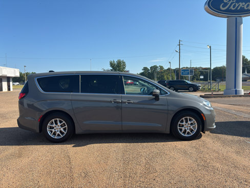 Used 2023 Chrysler Pacifica Touring-L image 6