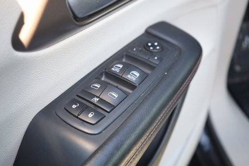 Used 2018 Chrysler Pacifica Touring-L image 14