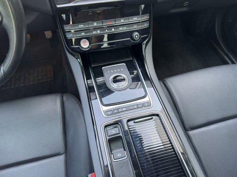 Used 2018 Jaguar XE image 23