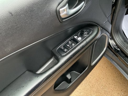 Used 2018 Jeep Compass Sport w/ Tech Group image 11