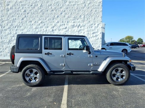 Used 2016 Jeep Wrangler Unlimited Sahara image 2
