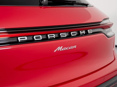 Certified 2025 Porsche Macan image 38
