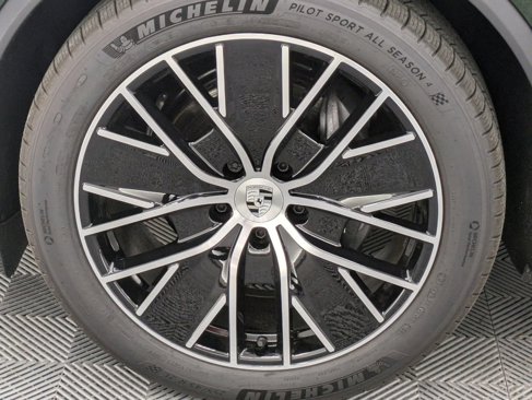 Used 2024 Porsche Macan 4 Electric image 13