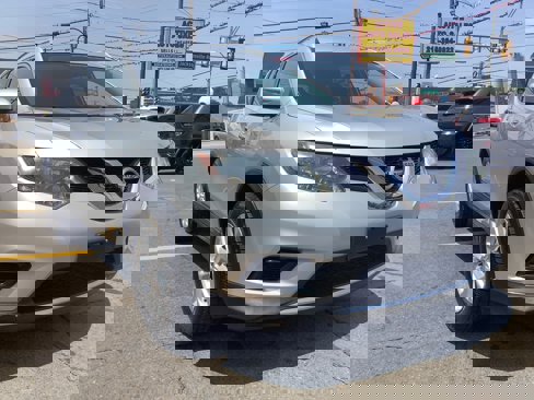 Used 2015 Nissan Rogue SV image 1