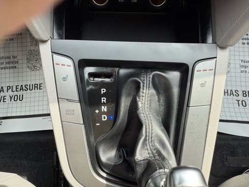 Used 2017 Hyundai Elantra Limited image 12