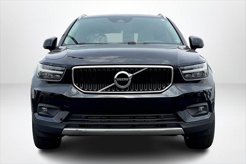 Used 2022 Volvo XC40 T5 Momentum image 2