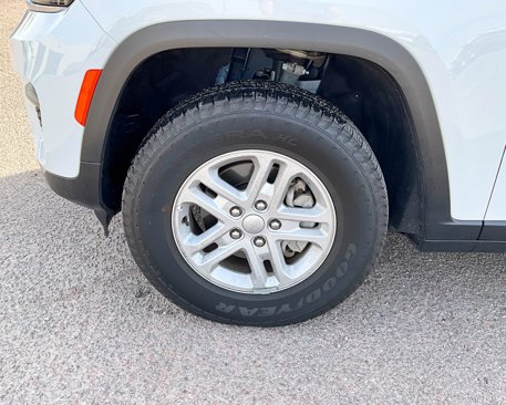 Used 2023 Jeep Grand Cherokee Laredo image 23
