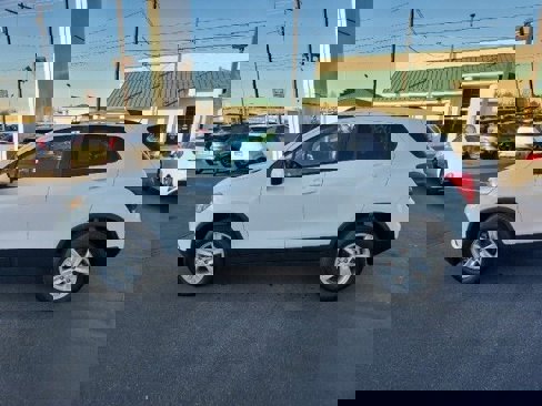 Used 2021 Chevrolet Trax LT image 3
