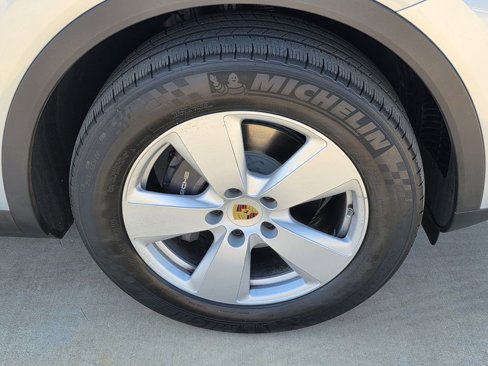 Certified 2019 Porsche Cayenne w/ Premium Package image 14