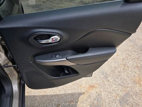 Used 2019 Jeep Cherokee Latitude w/ Cold Weather Group image 14