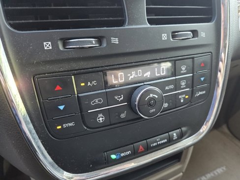 Used 2016 Chrysler Town & Country Touring w/ Driver Convenience Group image 12