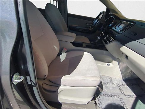 Used 2017 Kia Sedona LX image 21