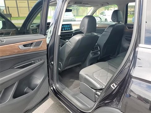 Used 2024 Volkswagen Atlas SE image 24