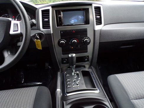Used 2010 Jeep Grand Cherokee Laredo image 30