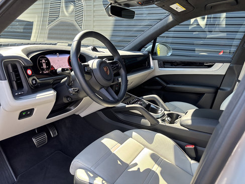Certified 2025 Porsche Cayenne GTS image 10