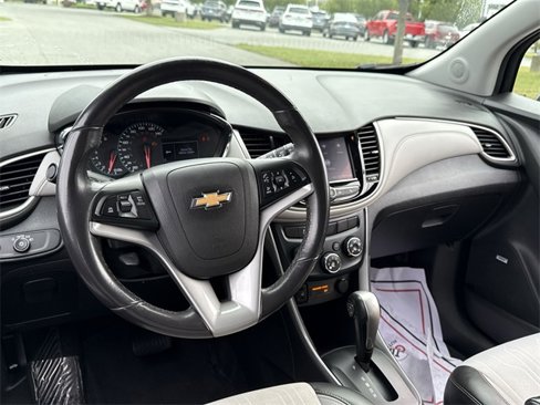 Used 2020 Chevrolet Trax LT w/ Sun & Sound Package image 10