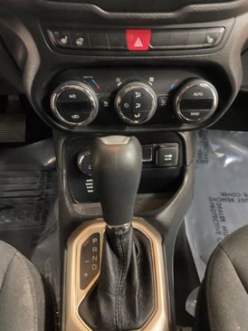 Used 2015 Jeep Renegade Latitude w/ Popular Equipment Group image 18