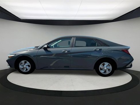 New 2025 Hyundai Elantra SE image 3
