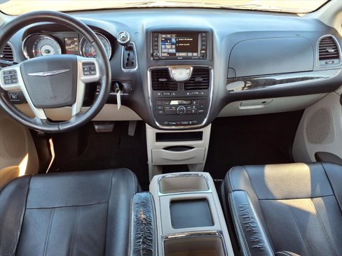 Used 2016 Chrysler Town & Country Touring image 3