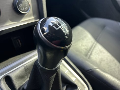 Used 2015 Volkswagen Golf S image 35