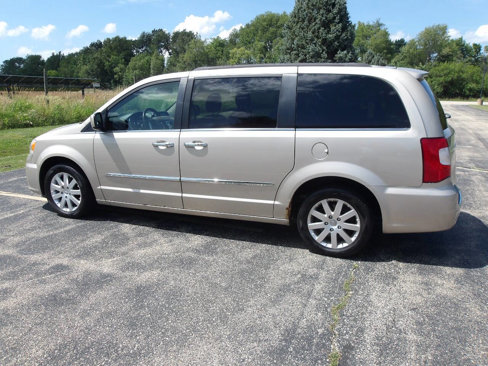 Used 2014 Chrysler Town & Country Touring w/ Driver Convenience Group image 13