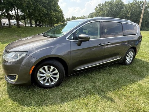 Used 2018 Chrysler Pacifica Touring-L image 7