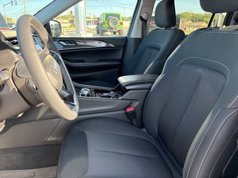Used 2023 Jeep Grand Cherokee L Laredo image 3
