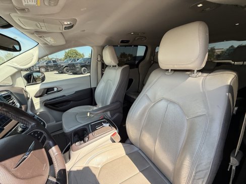 Used 2017 Chrysler Pacifica Touring-L Plus w/ Tire & Wheel Group image 13