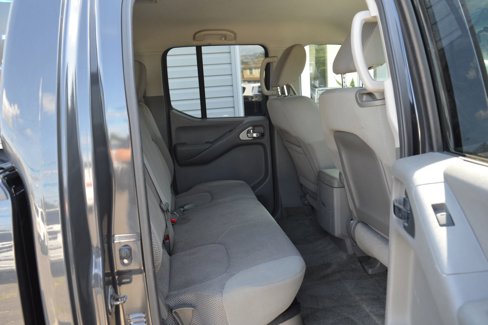 Used 2010 Nissan Frontier SE image 23