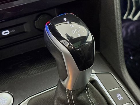 Certified 2022 Volkswagen Tiguan SE R-Line image 17