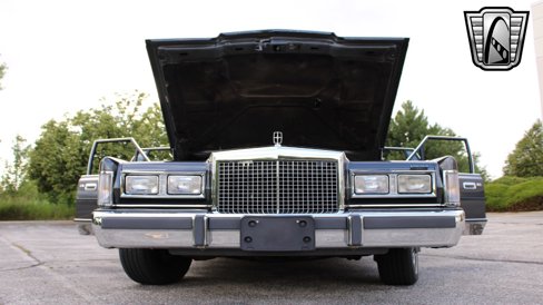 Used 1986 Lincoln Town Car image 18