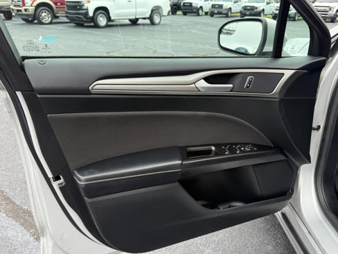 Used 2017 Ford Fusion SE w/ Fusion SE Technology Package image 8