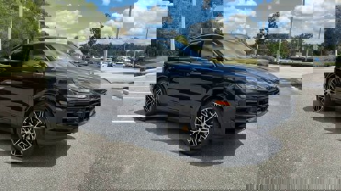 Certified 2024 Porsche Cayenne Coupe image 2