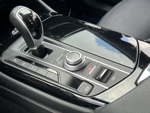 Used 2018 Maserati Levante image 27