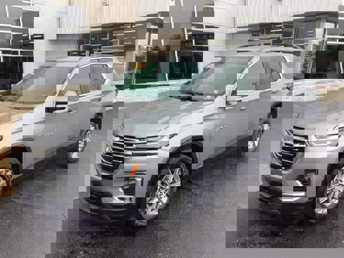 Used 2023 Chevrolet Traverse LT w/ LPO, Floor Liner Package image 3