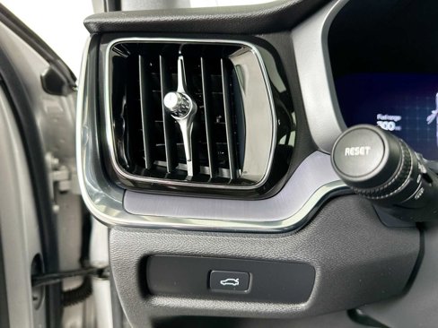 Certified 2025 Volvo S60 B5 Core image 10
