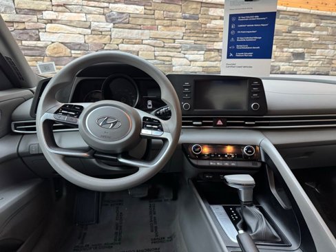 Used 2022 Hyundai Elantra SEL w/ Preferred Accessory Package image 9