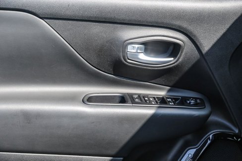 Certified 2020 Jeep Renegade Altitude image 21